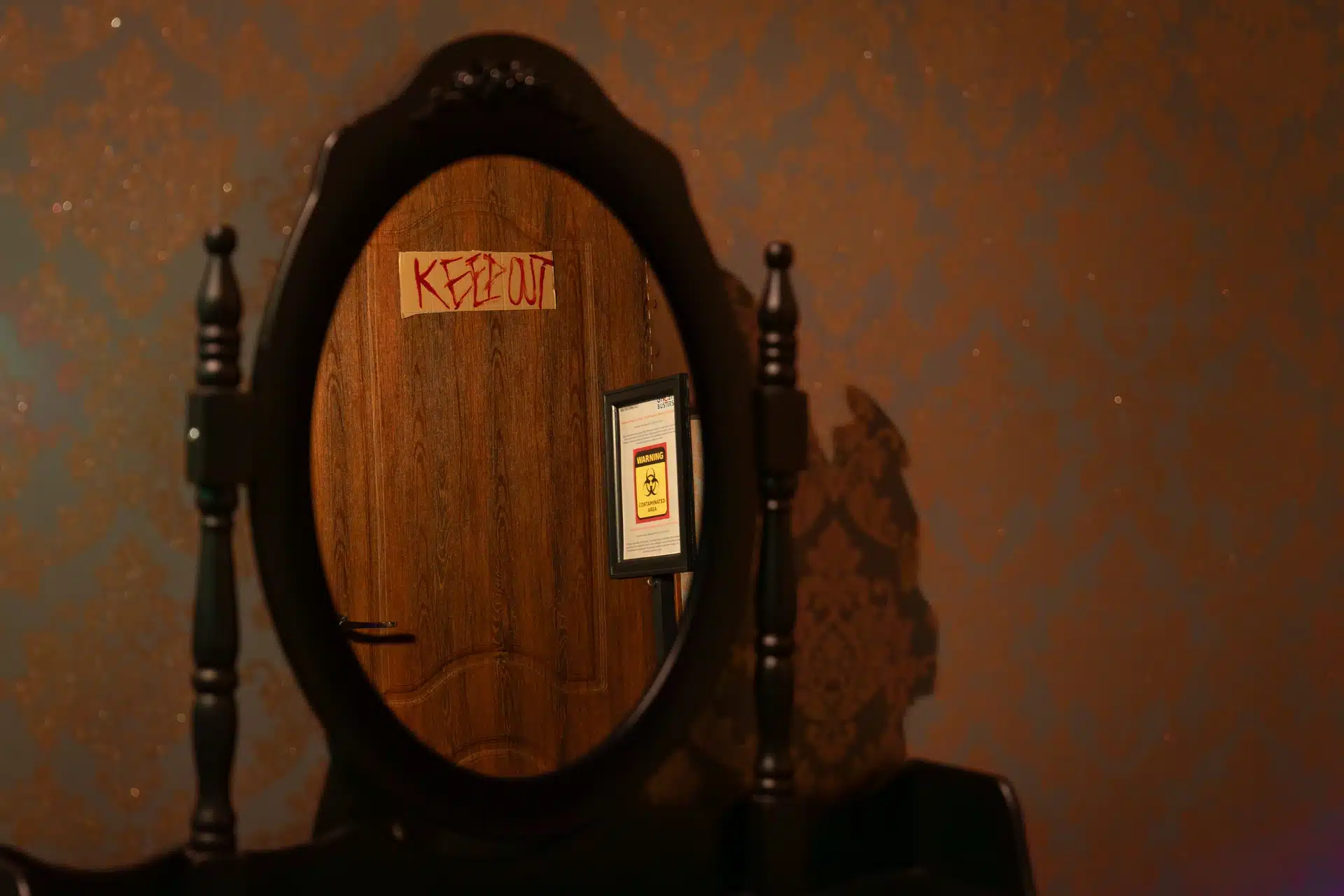 Деца работят заедно в ескейп стая по време на детски рожден ден, търсейки улики и разгадавайки мистерия в отборна игра