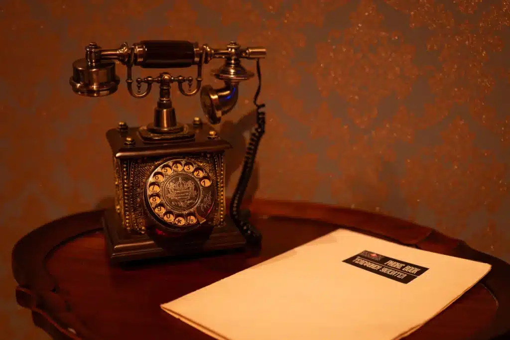 Funky Monkeys Контакти за Семейна ескейп стая игра, пълна с мистични предмети и символи.