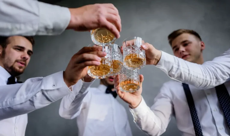 Ергенско парти във Funky Monkeys