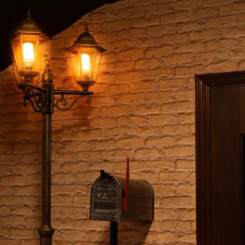 Ескейп стая игра за детски рожден ден, в която група деца решават мистерия в тъмна и мистериозна стая