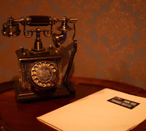 Funky Monkeys Контакти за Семейна ескейп стая игра, пълна с мистични предмети и символи.